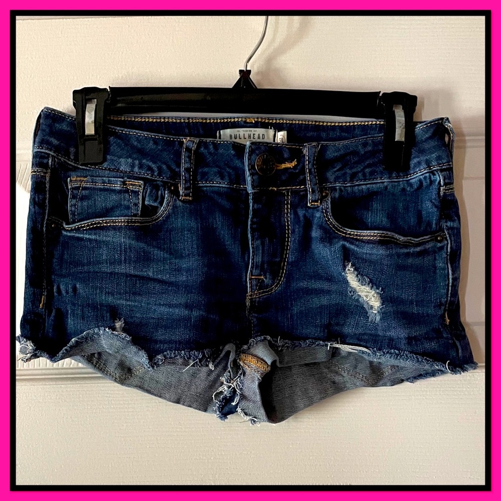 🤩EUC🤩Bullhead Distressed Booty Shorts Juniors Sz5 Low Rise Medium Wash